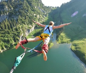 开云体育平台APP-塞恩斯孤军突围，威廉姆斯战术碾压法拉利