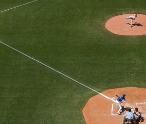 开云下载-浓眉爆发引领76人加时险胜辽宁队，跨洋热身赛上演经典对决