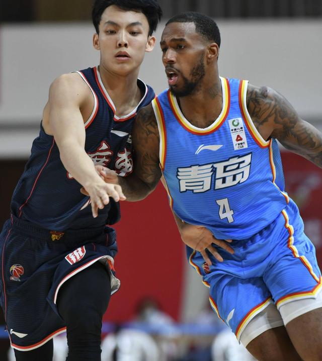 福建队冲击季后赛，面对激烈对抗求生存